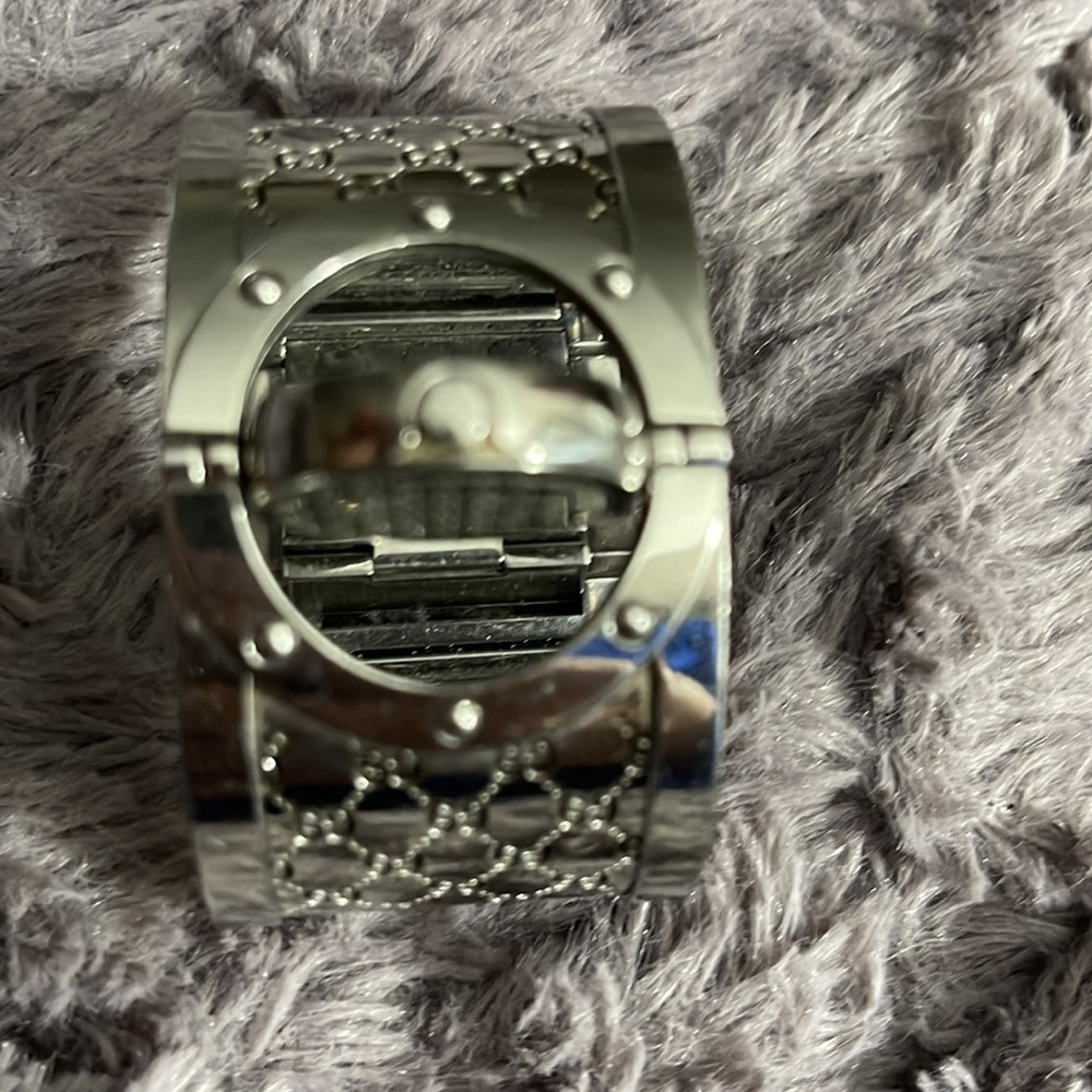 Gucci Twirl Watch Retail was $2399. Comes with watch box inside box. W Gucci Bag - Picture 7 of 10
